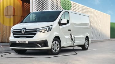 Renault Trafic E-Tech - front 